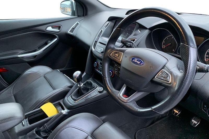 Used Ford Focus Style 185 HP (136 kW) 2017 Silver Hatchback