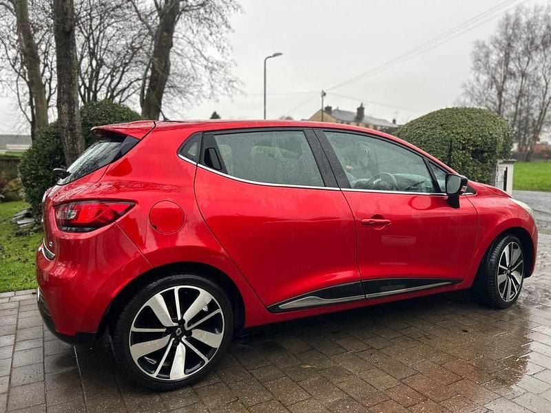 Used Renault Clio IV Dynamique 2016 Red Hatchback