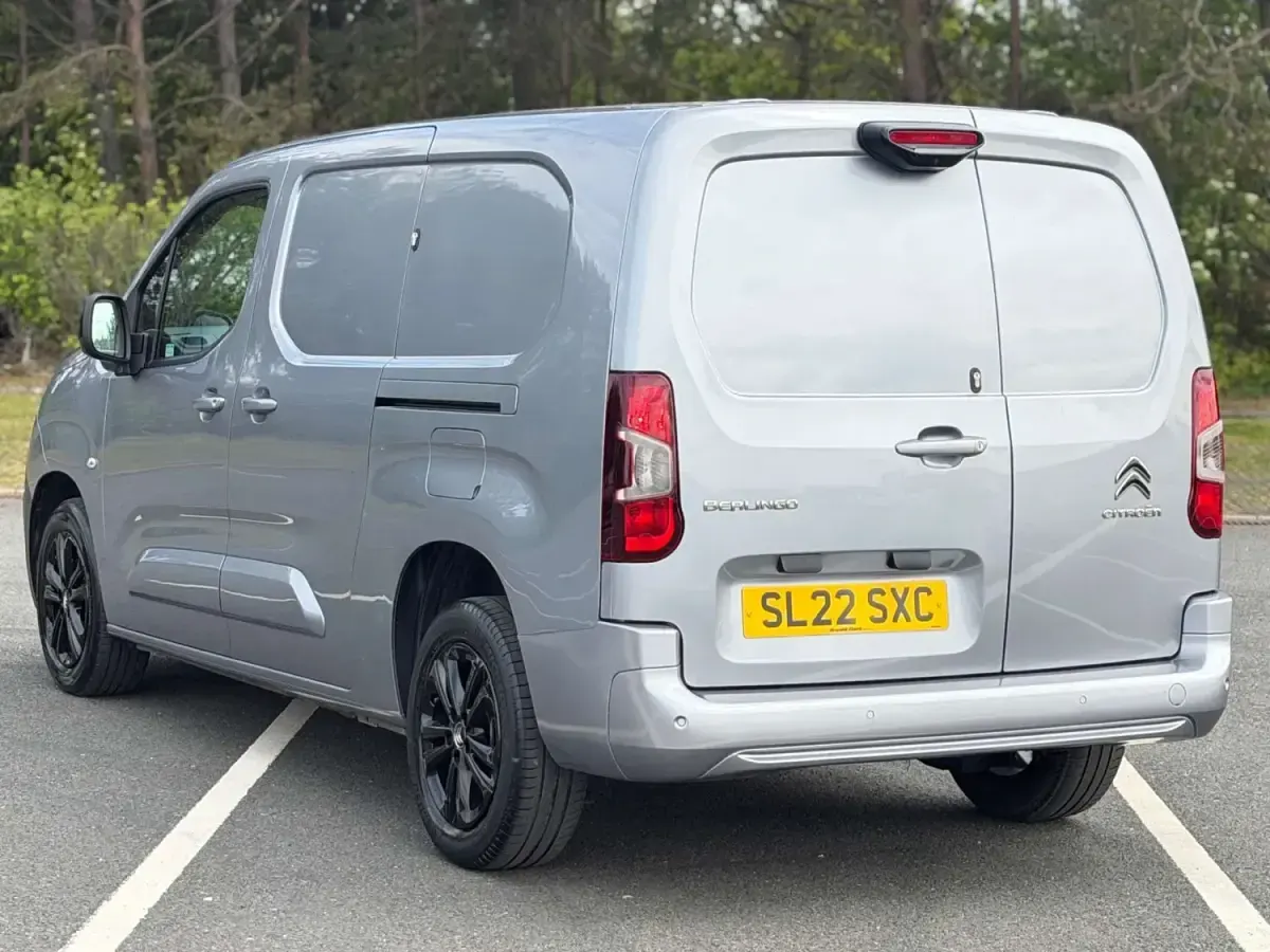 Usado Citroën Berlingo 100 CV (73 kW) 2022 Gris Monovolumen