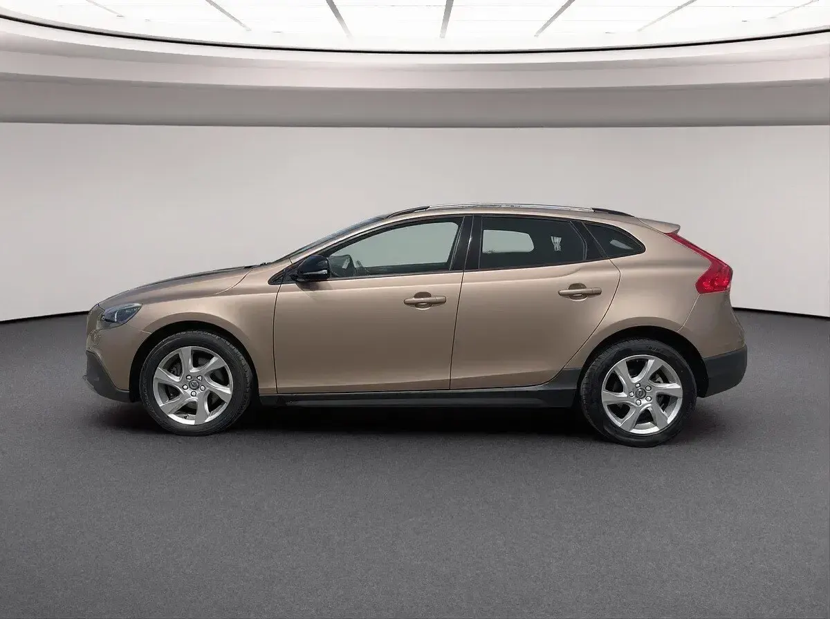 Used Volvo V40 120 HP (88 kW) 2016 Bronze Hatchback