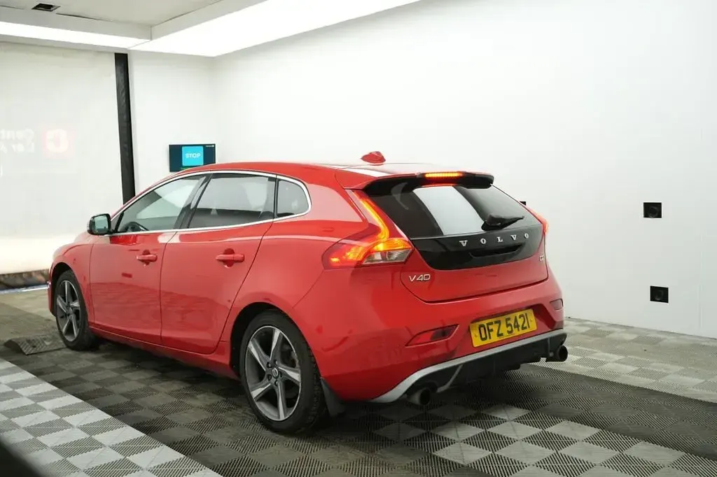 Used Volvo V40 R-Design 115 HP (84 kW) 2013 Red Hatchback
