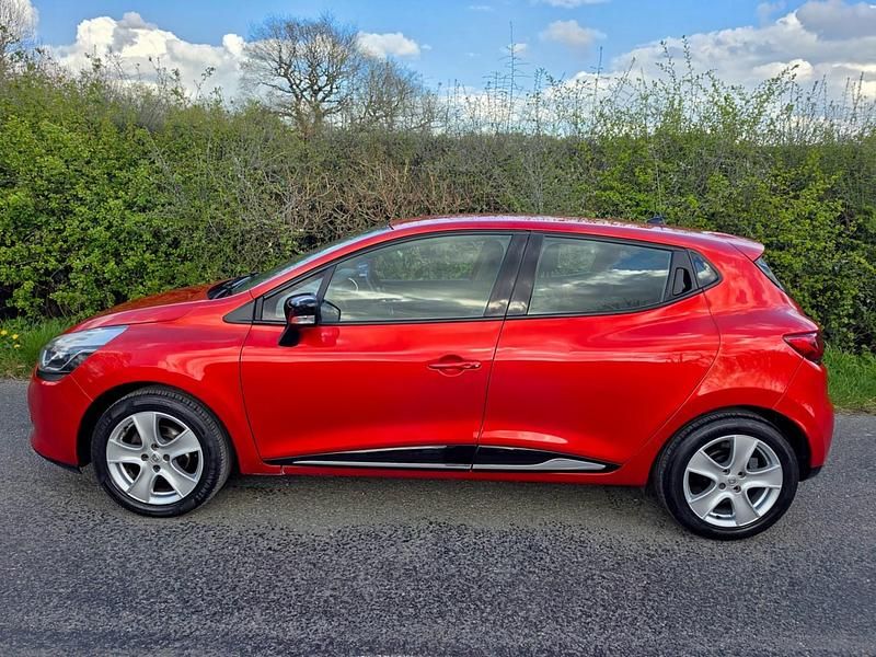 Used Renault Clio IV Dynamique 75 HP (55 kW) 2014 Red Hatchback