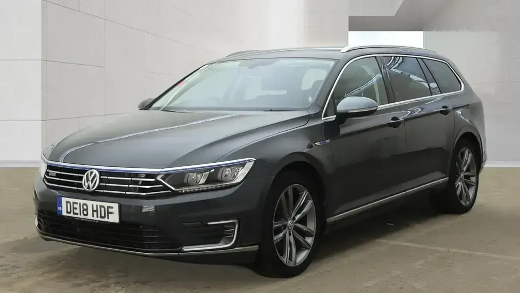 Used VW Passat GTE 218 HP (160 kW) 2018 Indium grey Estate