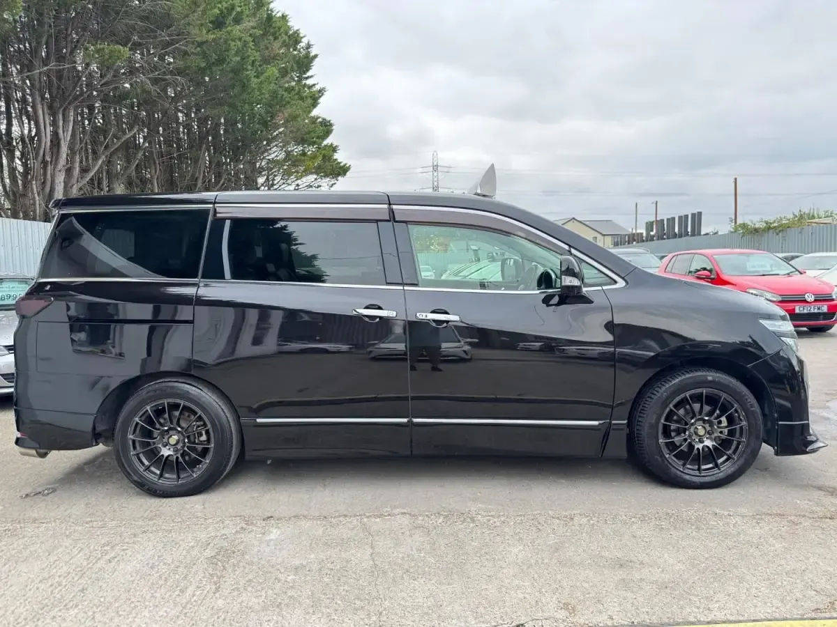 Usado Nissan Elgrand 2025 Negro Monovolumen