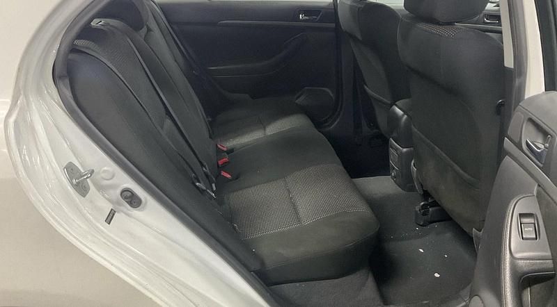 White Used 2006 Toyota Avensis T3 Hatchback | £2,900 (Fair price) - Image 1/4