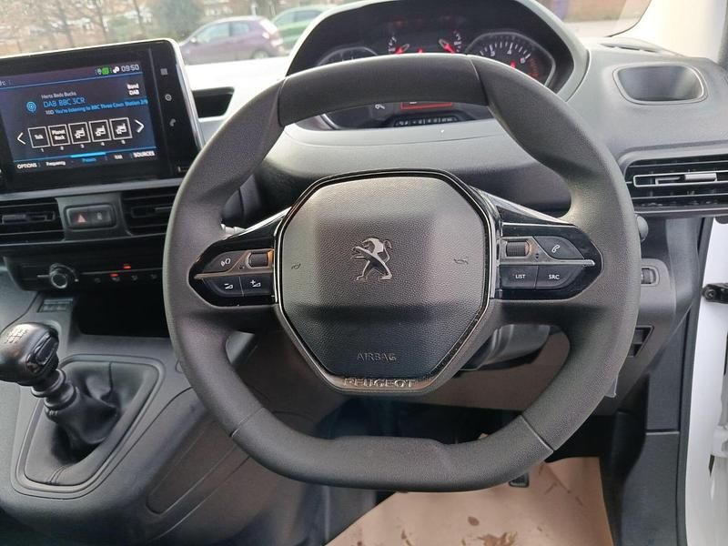 Used Peugeot Partner Premium 100 HP (73 kW) 2022 White MPV