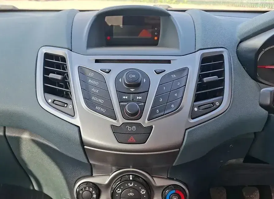 Second-hand Ford Fiesta 70 CP (51 kW) 2010 Argintiu Hatchback