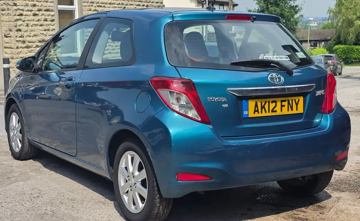 Used Toyota Yaris 99 HP (72 kW) 2012 Turquoise Hatchback