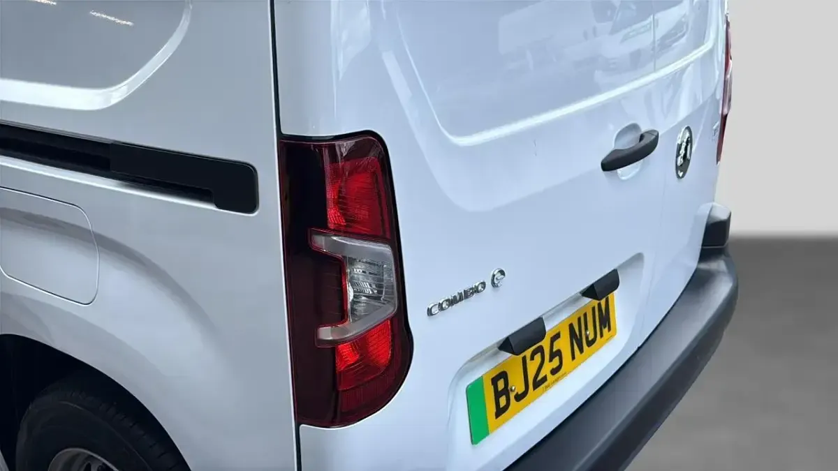 Second-hand Vauxhall Combo 98 kW (134 CP) 2025 Alb Monovolum