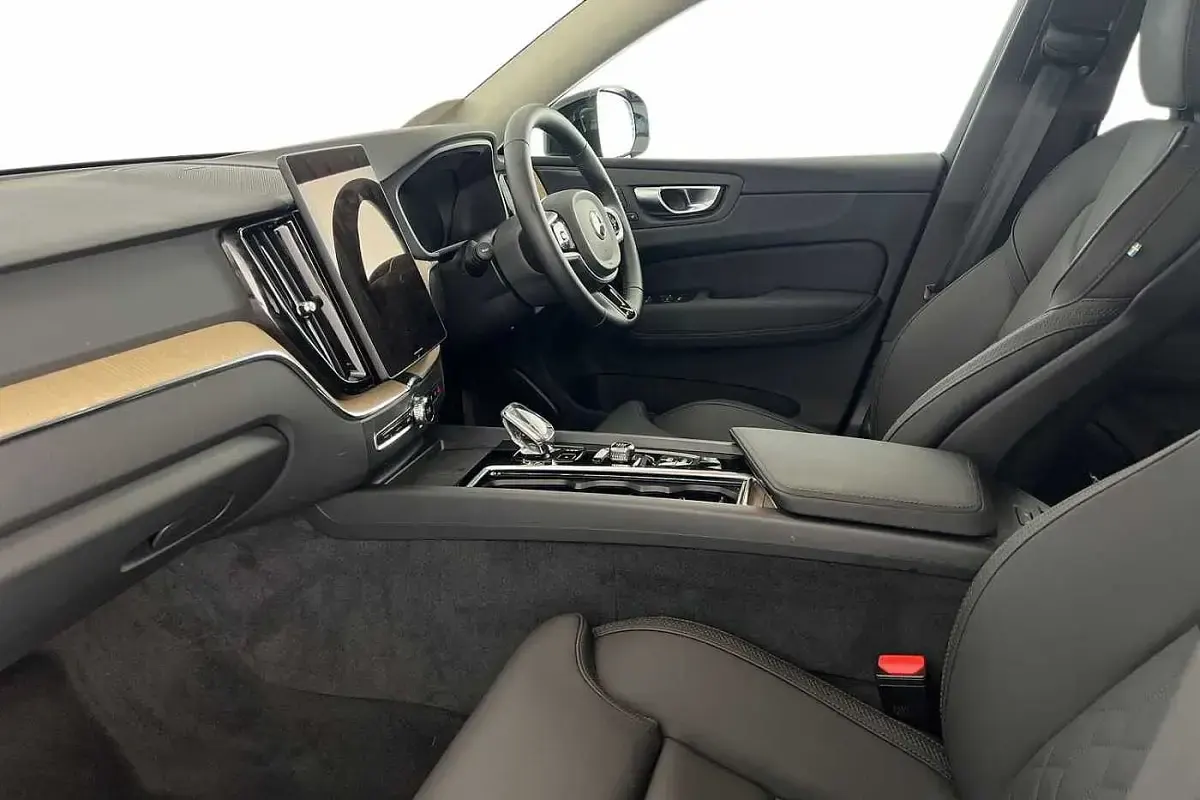 Used Volvo XC60 Plus 350 HP (257 kW) 2025 Crystal white SUV