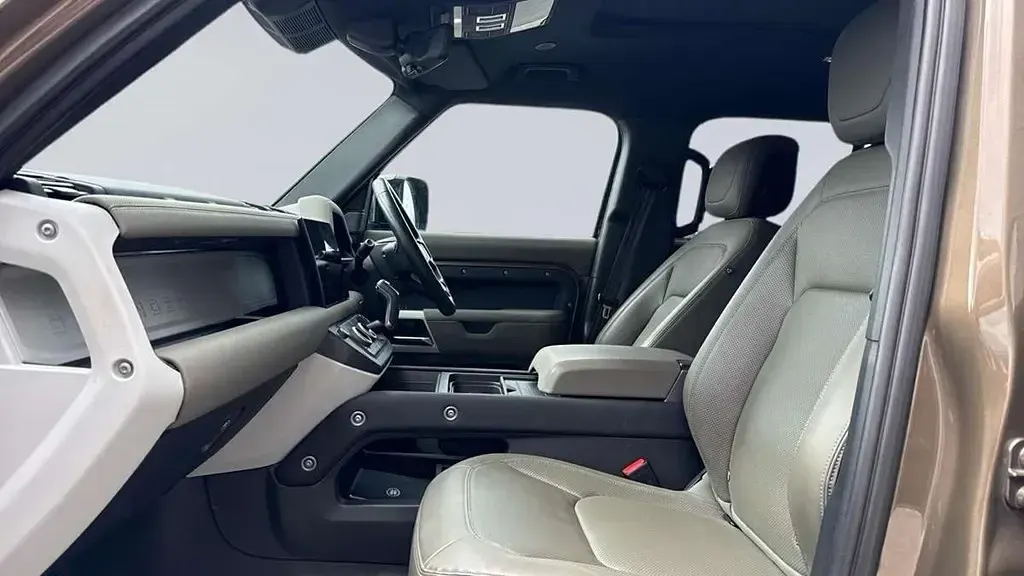 Usado Land Rover Defender HSE Dynamic 245 HP (180 kW) 2022 Castanho SUV
