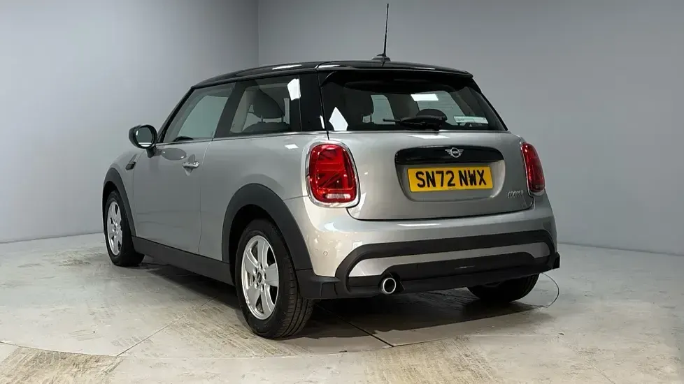Usado Mini Cooper Classic 134 CV (98 kW) 2023 Plateado Utilitario