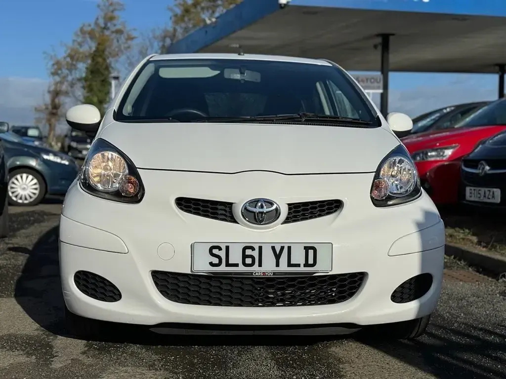 Used Toyota Aygo 67 HP (49 kW) 2011 White Hatchback