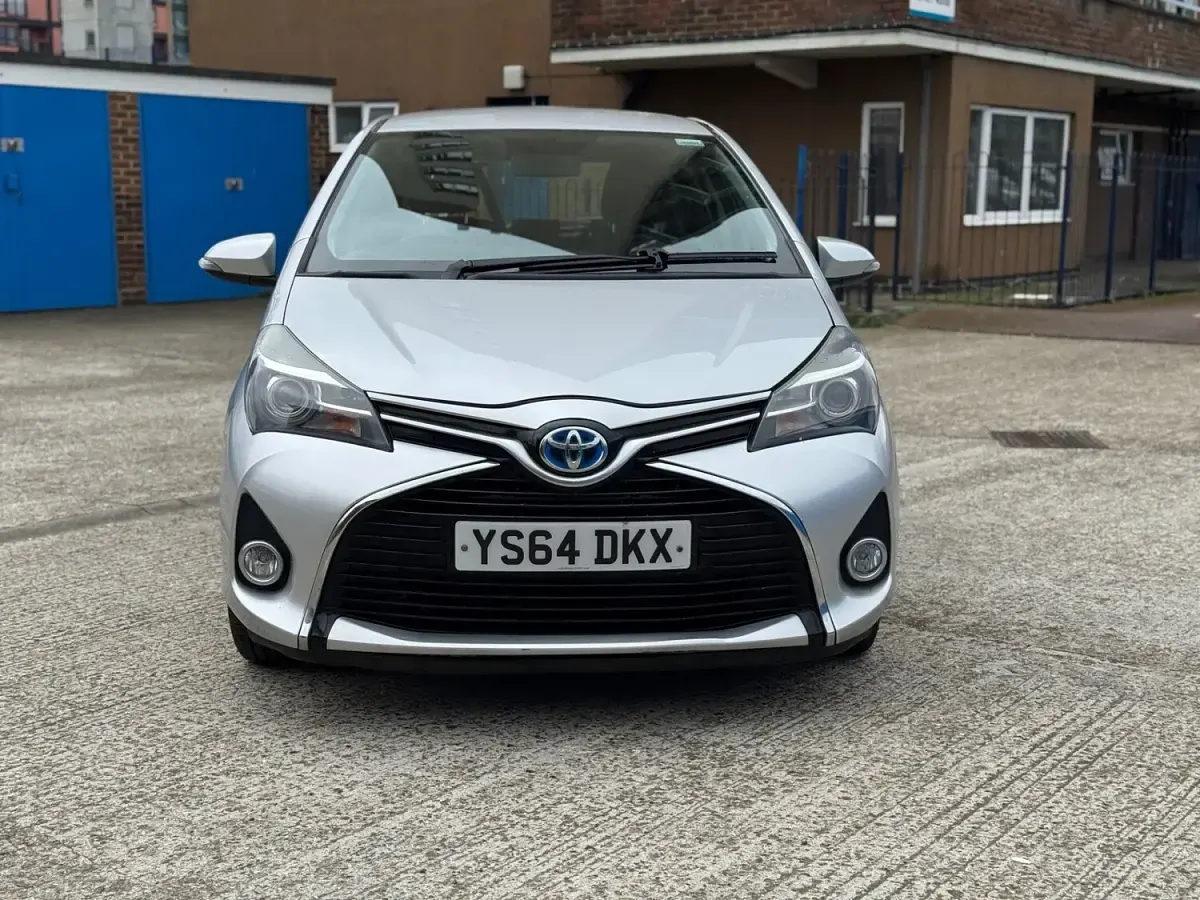 Used Toyota Yaris 101 HP (74 kW) 2014 Silver Hatchback