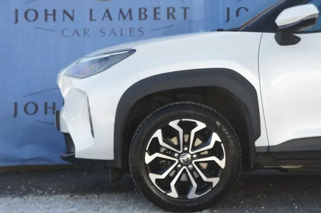 Second-hand Toyota Yaris Hybrid Design 116 CP (85 kW) 2022 Alb SUV