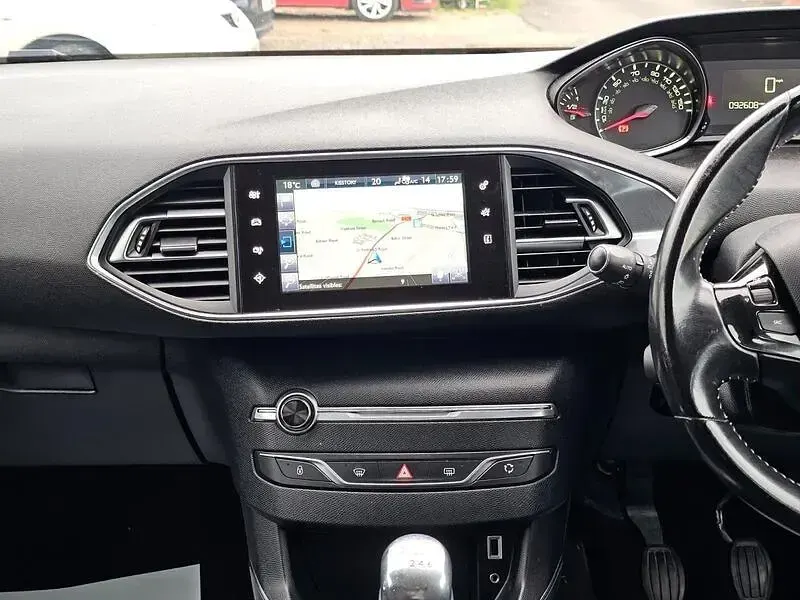 Begagnad Peugeot 308 Allure 130 HK (95 kW) 2017 Silver Halvkombi