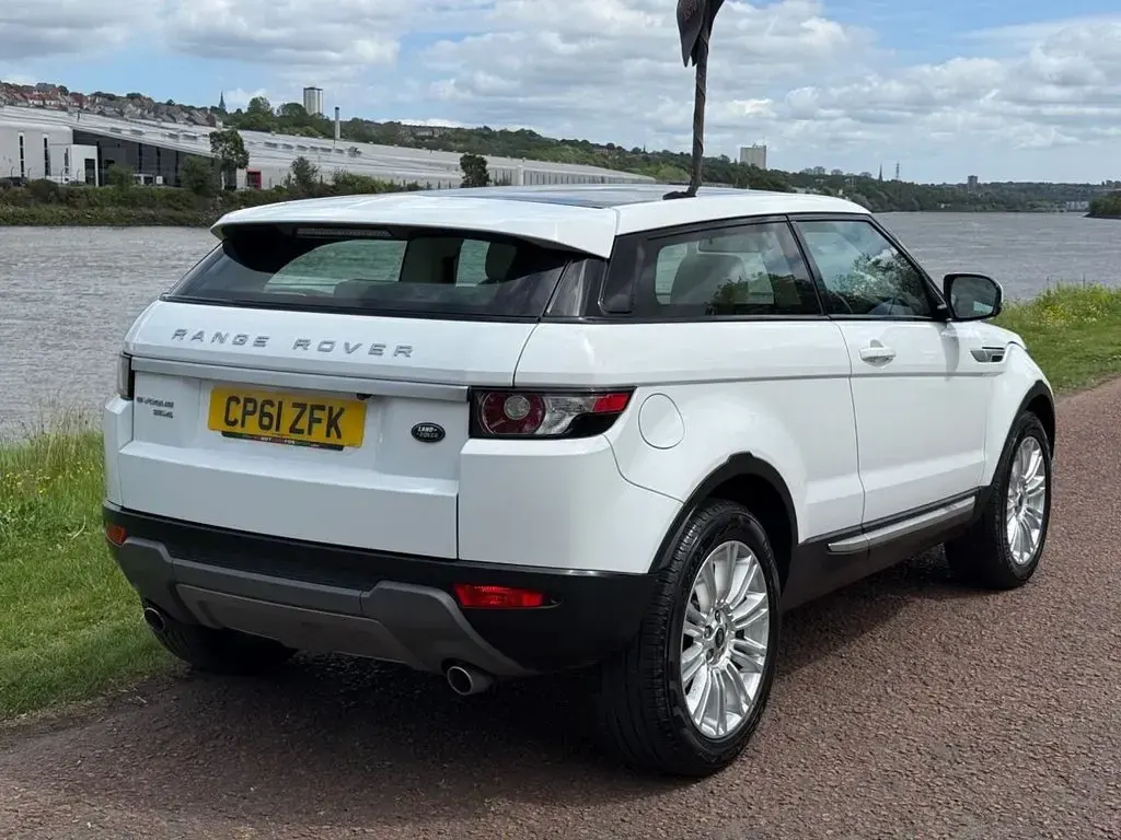 Used Land Rover Range Rover evoque Prestige 190 HP (139 kW) 2011 White Coupe
