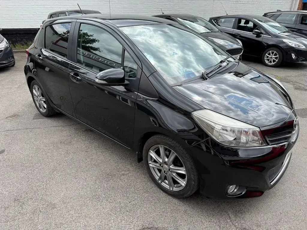 Used Toyota Yaris SR 99 HP (72 kW) 2012 Black Hatchback