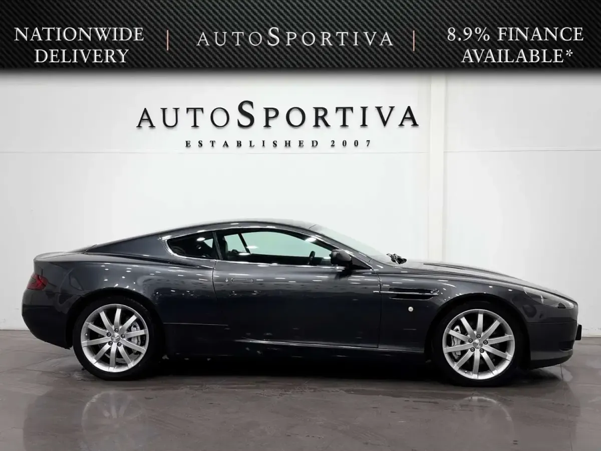 Begagnad Aston Martin DB9 450 HK (330 kW) 2004 Grå Sportkupé