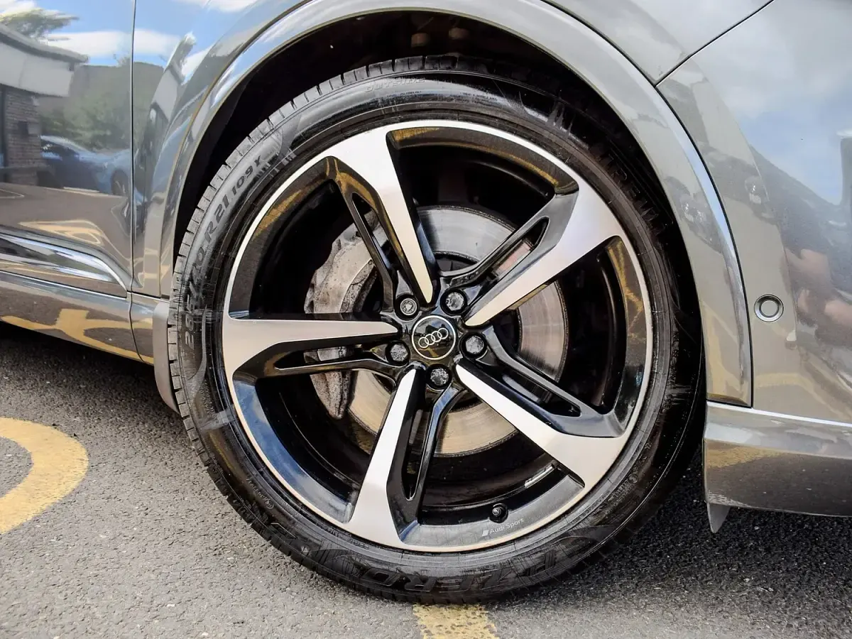 Used Audi Q7 Black Edition 286 HP (210 kW) 2019 Grey SUV