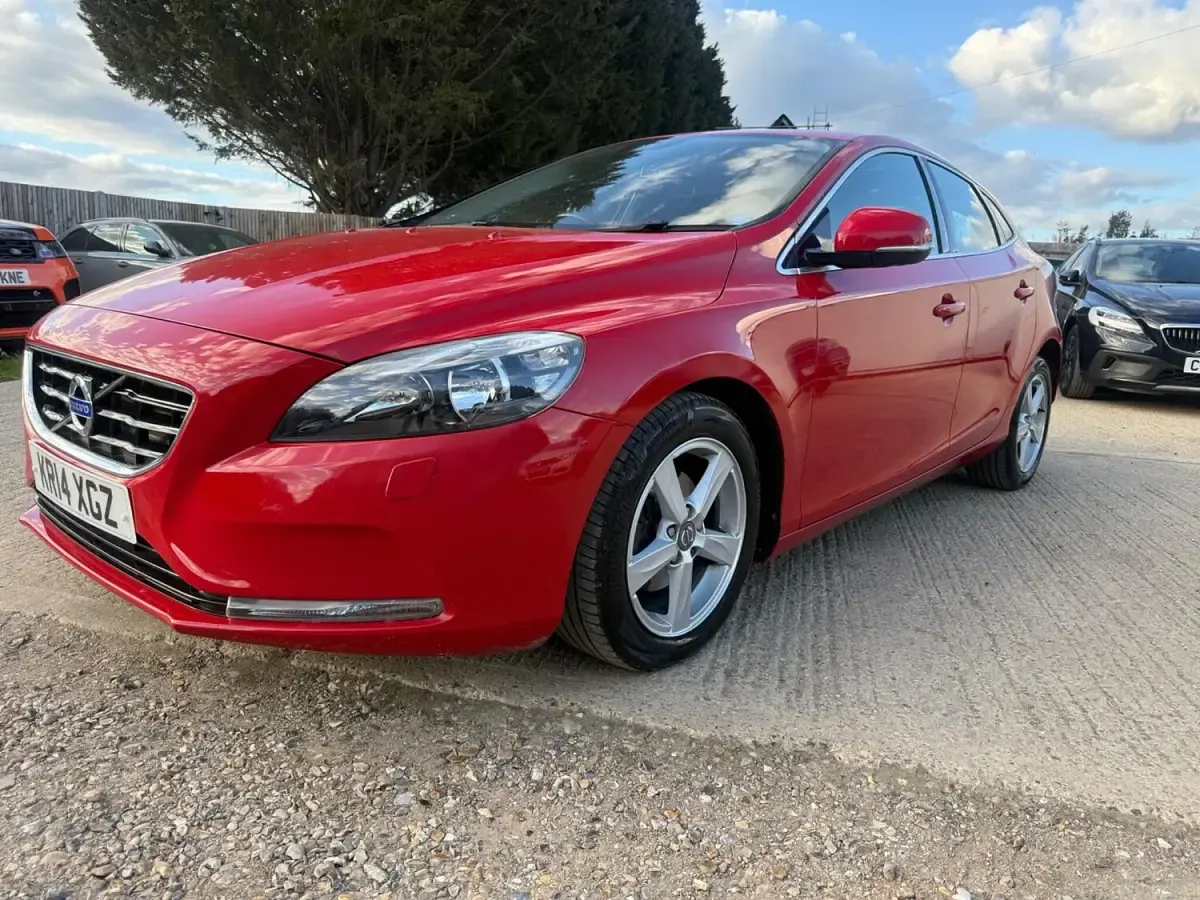 Used Volvo V40 SE 115 HP (84 kW) 2014 Red Hatchback