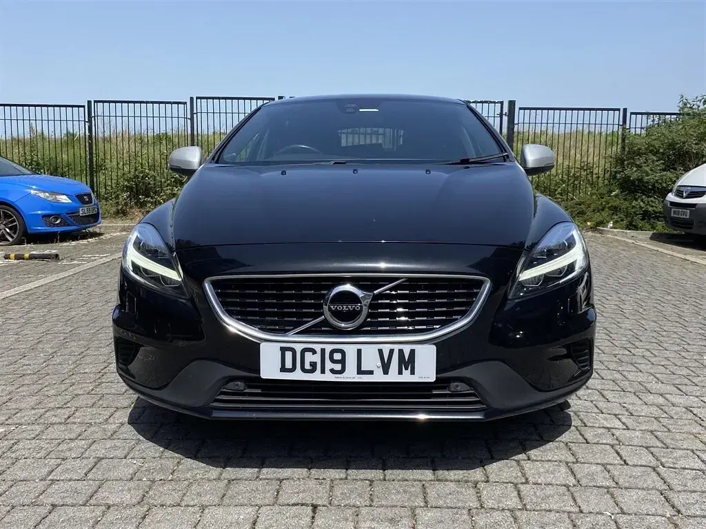 Used Volvo V40 R-Design 152 HP (111 kW) 2019 Black Hatchback