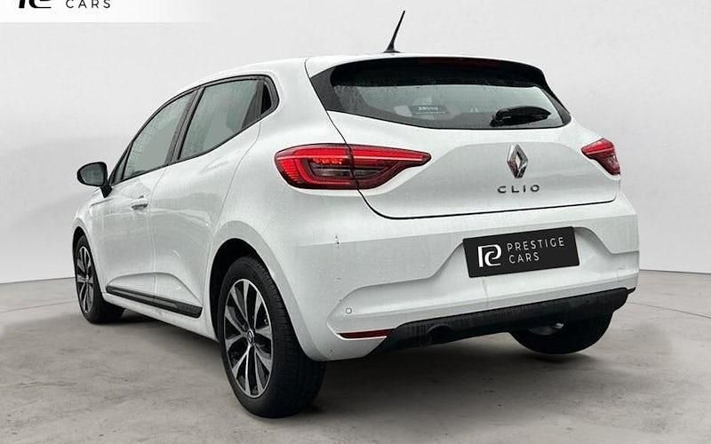 Used Renault Clio V Iconic 90 HP (66 kW) 2022 White Hatchback