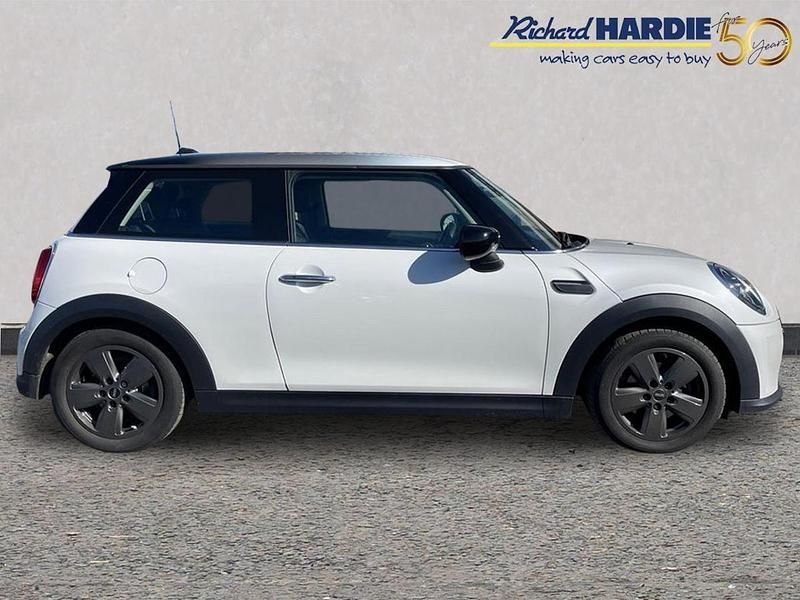 Begagnad Mini Cooper Classic 134 HK (98 kW) 2023 Vit Halvkombi