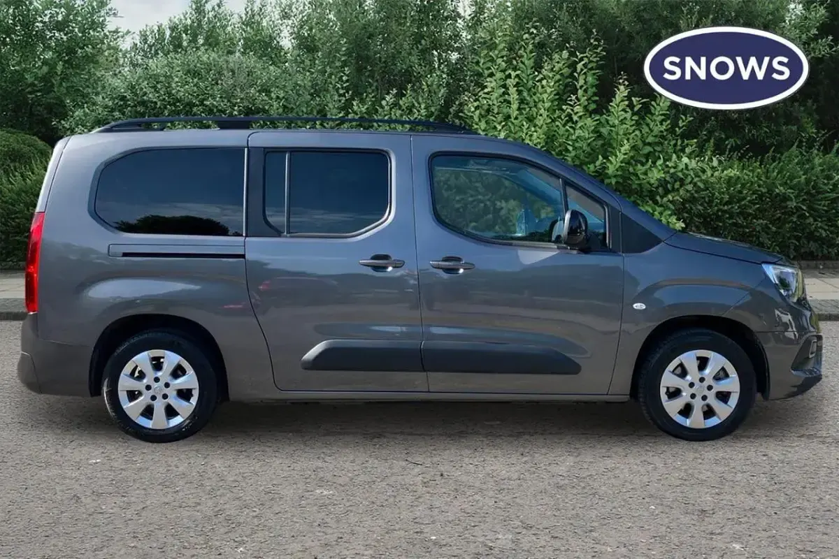 Usado Vauxhall Combo Design Edition 100 kW (136 CV) 2023 Gris Monovolumen