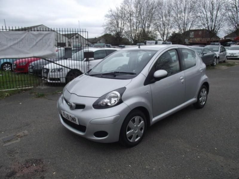Używany Toyota Aygo 67 KM (49 kW) 2011 Srebrny Hatchback