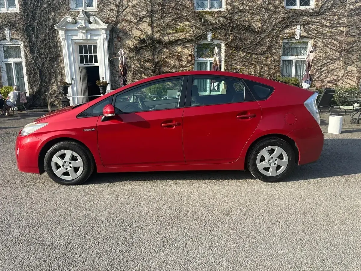 Used Toyota Prius T3 136 HP (100 kW) 2010 Red Hatchback