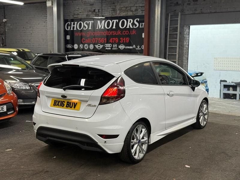 Used Ford Fiesta Zetec 95 HP (69 kW) 2016 White Hatchback