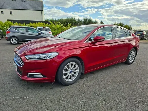 Used Ford Mondeo Zetec 120 HP (88 kW) 2017 Red Hatchback