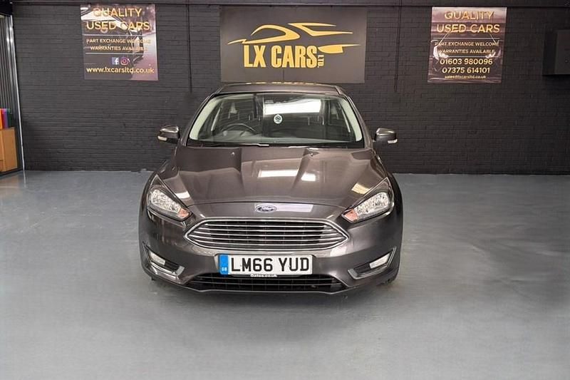 Used Ford Focus Titanium 125 HP (91 kW) 2016 Grey Hatchback