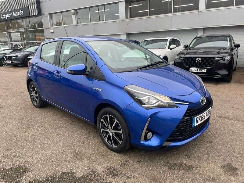 Used Toyota Yaris Hybrid 99 HP (72 kW) 2019 Blue Hatchback