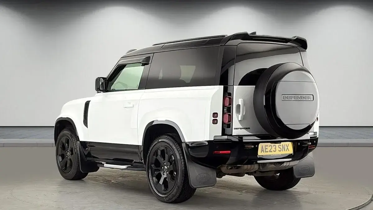 Używany Land Rover Defender SE Dynamic 250 KM (183 kW) 2023 Biały SUV