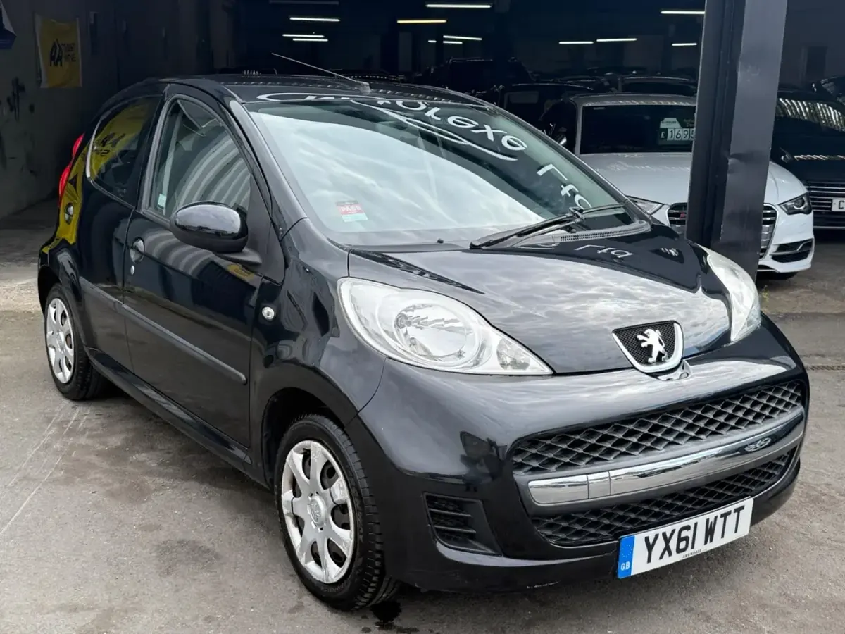 Begagnad Peugeot 107 68 HK (50 kW) 2011 Svart Halvkombi