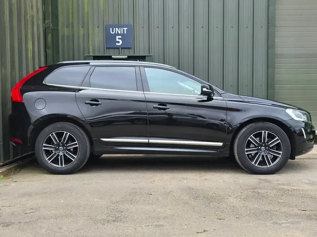 Usado Volvo XC60 SE Lux 220 HP (161 kW) 2016 Preto SUV