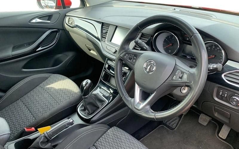 Used Vauxhall Astra Active 150 HP (110 kW) 2018 Red Hatchback