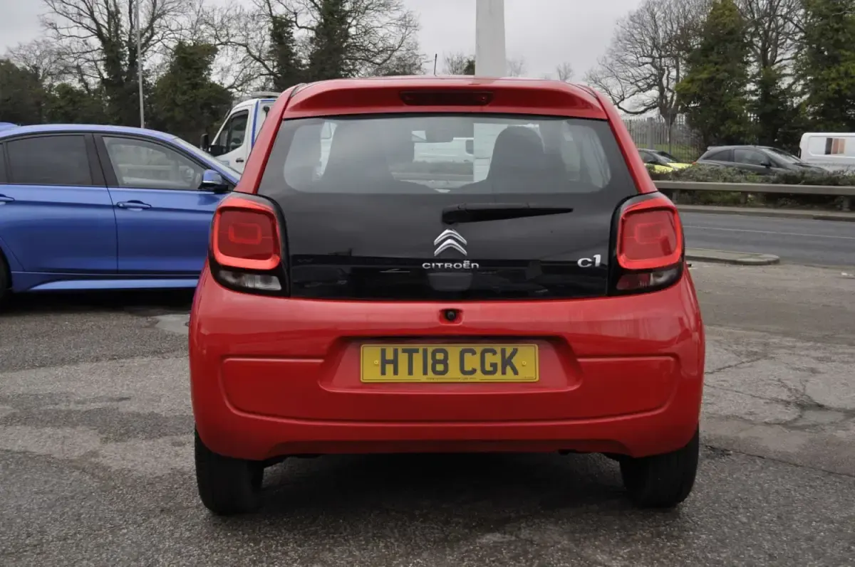 Usado Citroën C1 Feel 68 CV (50 kW) 2018 Rojo Utilitario