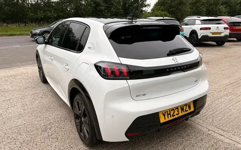 Used Peugeot 208 GT 131 HP (96 kW) 2023 White Hatchback