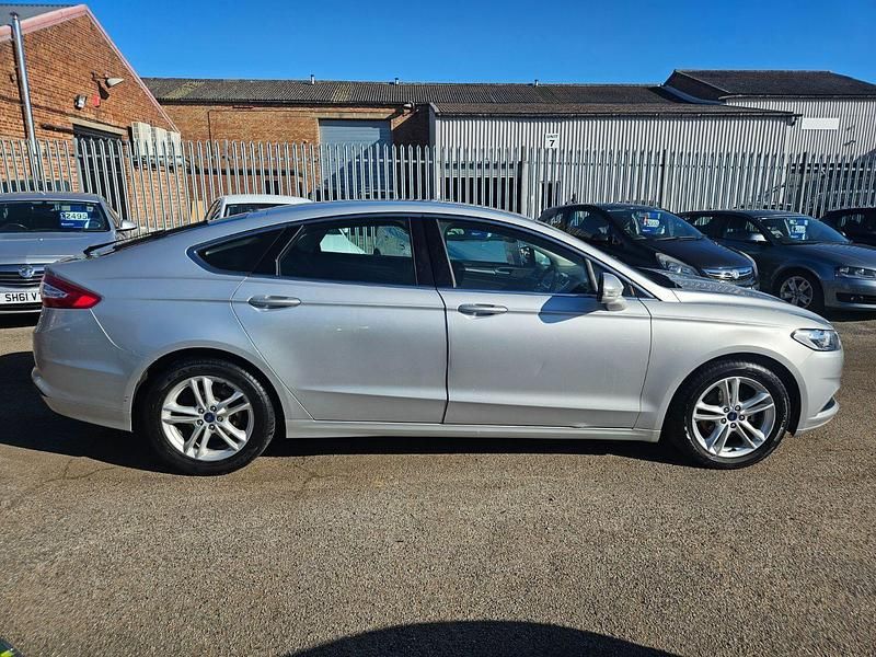 Begagnad Ford Mondeo Zetec 150 HK (110 kW) 2017 Silver Halvkombi
