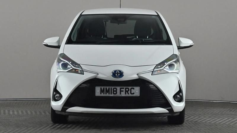 Used Toyota Yaris Hybrid Design 100 HP (73 kW) 2018 White Hatchback