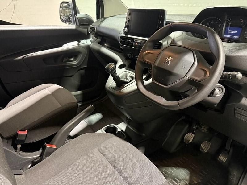 Used Peugeot Partner 131 HP (96 kW) 2023 White MPV