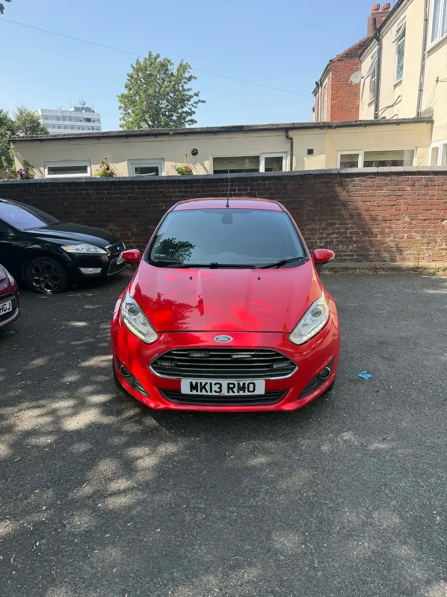 Used Ford Fiesta Titanium 125 HP (91 kW) 2013 Red Hatchback