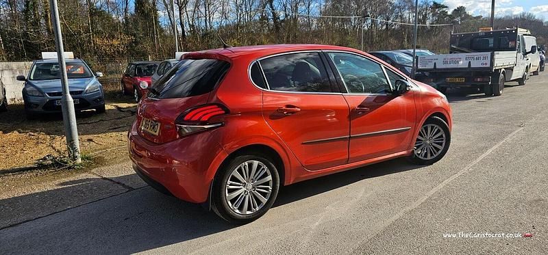 Used Peugeot 208 Allure 100 HP (73 kW) 2015 Orange Hatchback