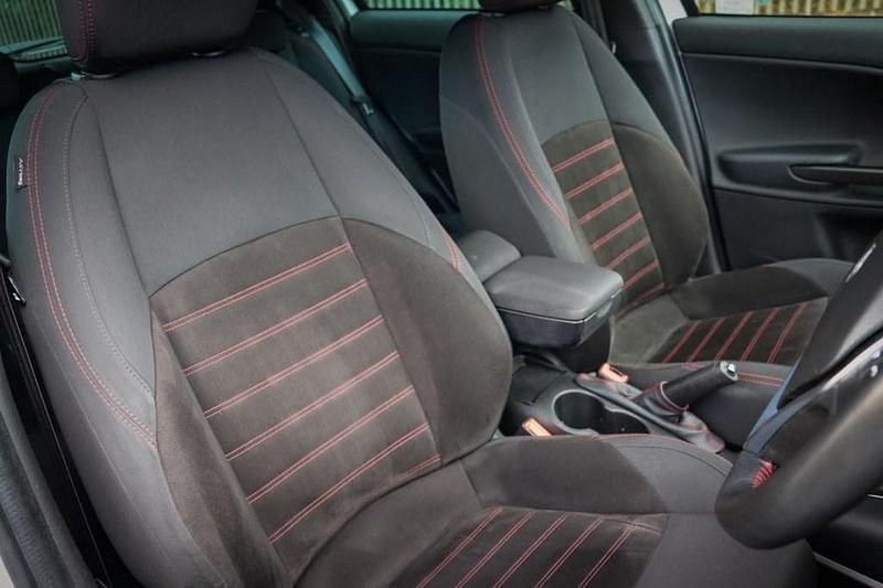 Used Alfa Romeo Giulietta Edizione Speciale 120 HP (88 kW) 2019 White Hatchback