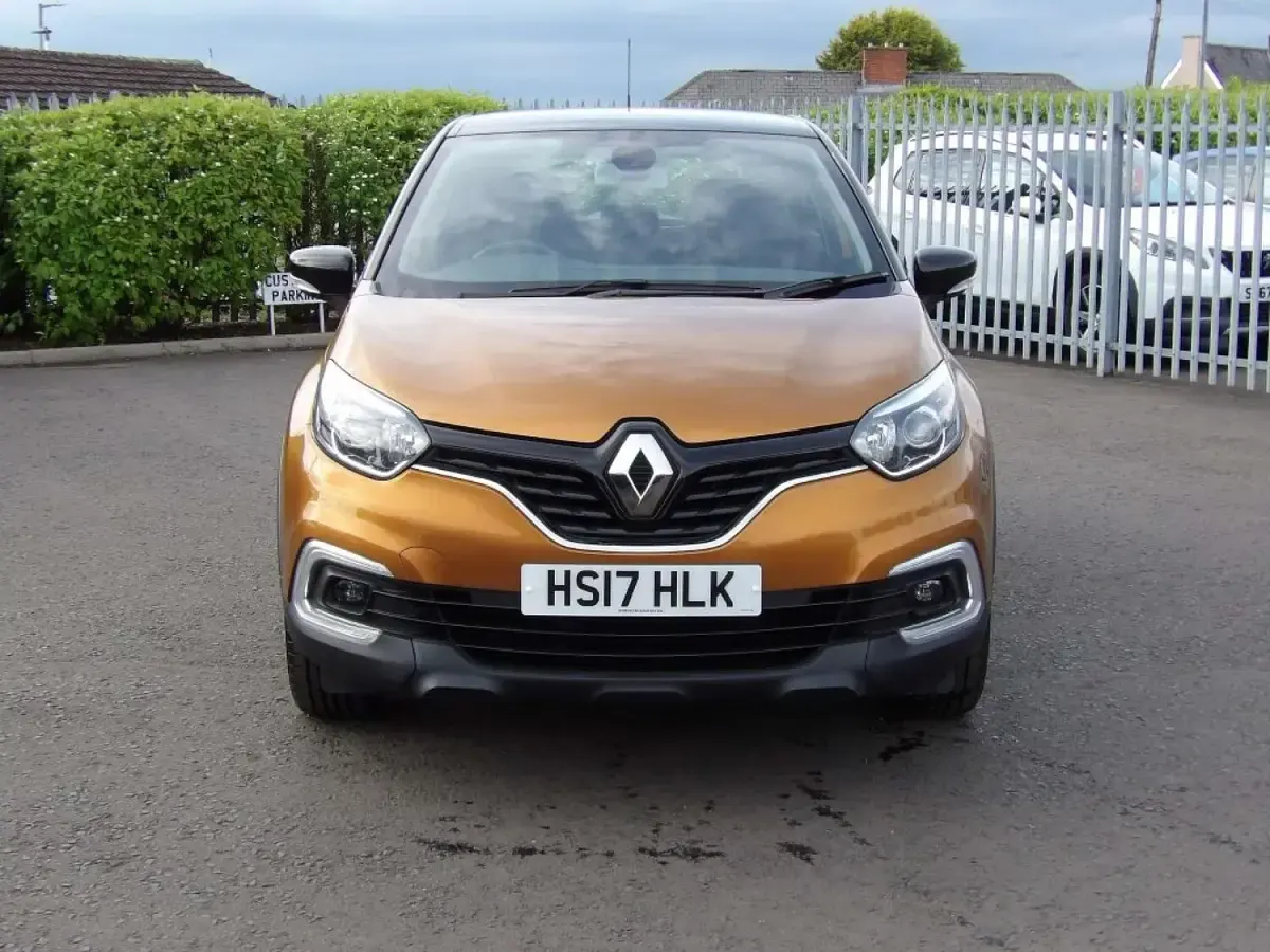 Used Renault Captur Dynamique 90 HP (66 kW) 2017 Orange and black SUV