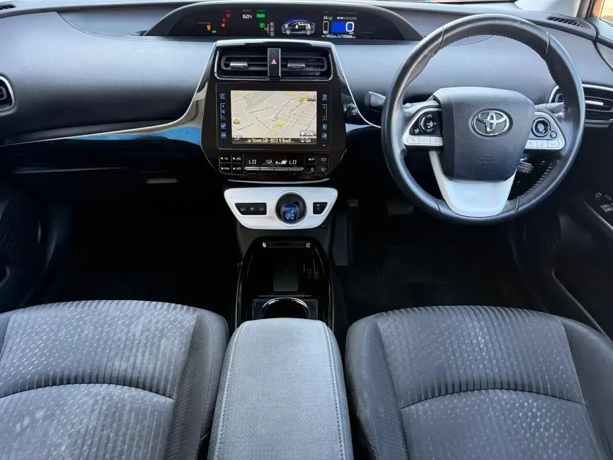 Used Toyota Prius Business Edition 122 HP (89 kW) 2018 Red Hatchback