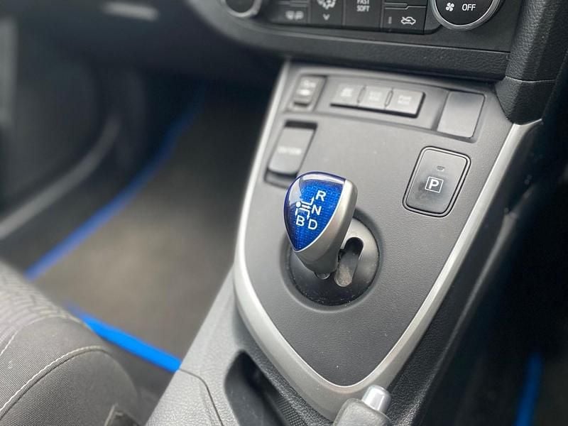 Used Toyota Auris Hybrid 2015 White Estate